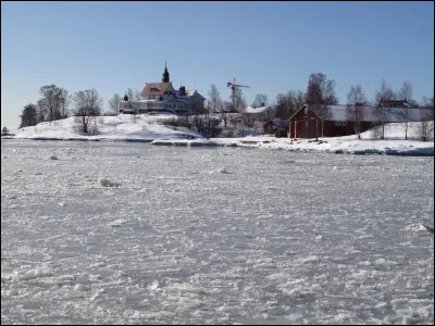 Quelle capitale est reliée à celle de la Finlande par un ferry en moins de 2 heures ?