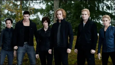 Dans le dernier tome, quels sont les noms des vampires qui forment la famille Cullen ?