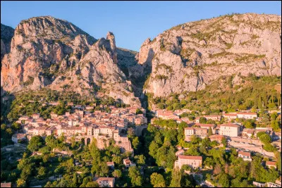 Quel est ce village du sud du département, situé dans un site pittoresque au pied d'un escarpement rocheux et traversé par de petits affluents du Verdon ?