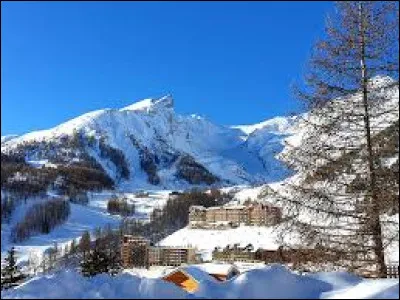 Quel est ce village, situé dans la haute vallée du Verdon en bordure du parc du Mercantour, devenu une importante station de sports d'hiver ?