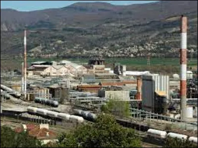 Quelle commune du département a accueilli au début du XXe siècle, une importante usine de produits chimiques, restée le principal centre industriel du département ?