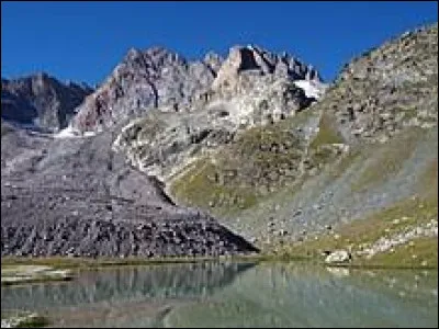 Quelle est l'altitude du point culminant du département ?