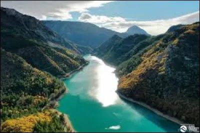 Quelle est cette rivière, longue de 166 km, qui prend sa source à 2 450 mètres d'altitude au pied de la tête de la Sestrière, franchit plusieurs chaînons montagneux par des gorges imposantes et rejoint la Durance ?