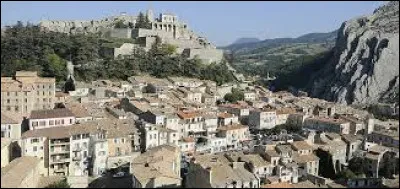 Quelle est cette ville, la 3e du département avec 7 700 habitants, située dans la vallée de la Durance ?