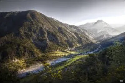 Quelle est cette rivière, longue de 69 km, qui prend sa source à 2 400 mètres, au pied du massif des Trois-Évêchés, coule vers le sud-ouest, arrose Digne et se jette dans la Durance ?