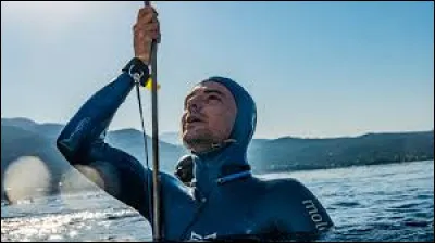 À quelle profondeur a plongé Arnaud Jerald qui détient le record du monde en apnée ?