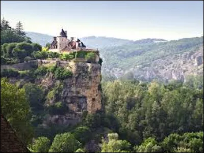 Je vous propose de partir à la découverte du château de Belcastel, à Lacave. Village de l'arrondissement de Gourdon, à la confluence de la Dordogne et de l'Ouysse, il se situe dans le département ...