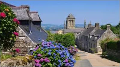 Nous partons maintenant en Bretagne, à Locronan. Commune de l'aire d'attraction Quimpéroise, classée parmi les Plus Beaux Villages de France, elle se situe dans le département ...