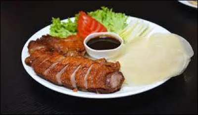 On en déguste aussi d'excellents en France, mais ces plats sont fabriqués dans dans leurs pays d'origine où nous avons le plaisir de résider quelques jours, et où l'on nous sert le fameux canard laqué, spécialité de la ville ! Que nous conseille-t-on ensuite ?