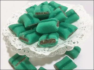 Ces confiseries sont des pâtes d'amandes fourrées d'une ganache au chocolat. Et là, je craque ! Je ne sais même plus où je suis ! Aidez-moi !