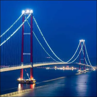 Quel pont suspendu long de 1825 mètres, ouvert à la circulation en 1883, est un symbole dune ville américaine ?