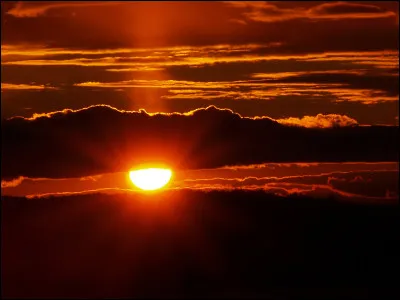 À quel chanteur doit-on le titre "Le Soleil donne" ?