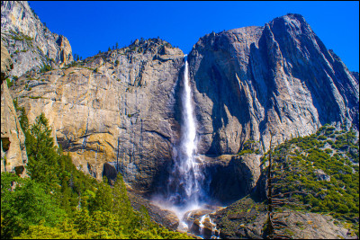Quelle merveille naturelle est située dans le parc national de Yosemite en Californie, USA, et est célèbre pour ses chutes d'eau spectaculaires ?