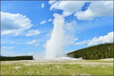 Quelle merveille géologique du parc national de Yellowstone, USA, est un geyser célèbre pour ses éruptions prévisibles ?