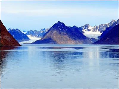 Quel parc national en Argentine est réputé pour ses sommets enneigés, ses lacs d'un bleu profond et ses glaciers imposants ?