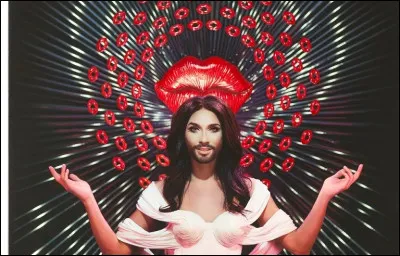 Quel est le nom de cette chanteuse, qui fut l'attraction du cabaret du Crazy Horse en 2014 ?