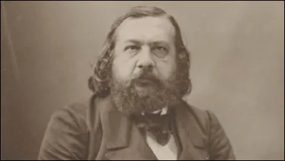 Qui est cet écrivain, auteur de cette citation : ''En France, c'est à table que l'on conspire, et plus souvent dans les cabarets que dans les tables recherchées.'' ?