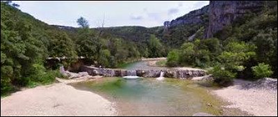 La rivière Ardèche, qui a donné son nom au département, se jette ...