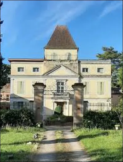 Je vous emmène à la découverte du château de Séran, à Massac-Séran. Village de l'arrondissement de Castres, il se situe dans le département ...