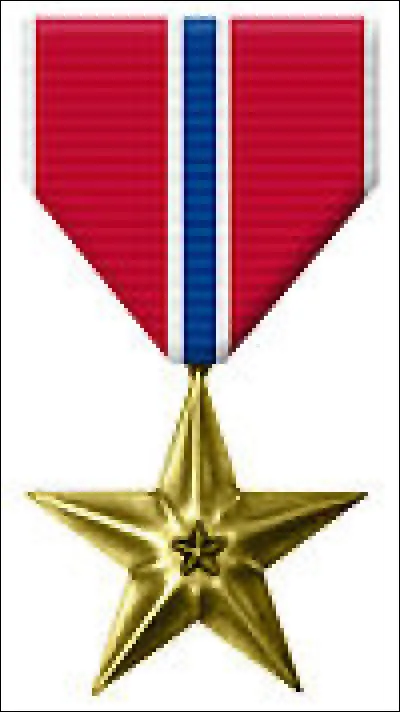 Quel président américain a autorisé la Bronze Star Medal (médaille de l'Étoile de bronze), quatrième plus haute distinction pour bravoure, héroïsme et mérite ?