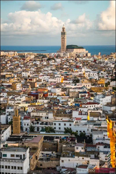 Qui est l'interprète de la chanson "Casablanca" et qui chante "Y'a de la rumba dans l'air" ?