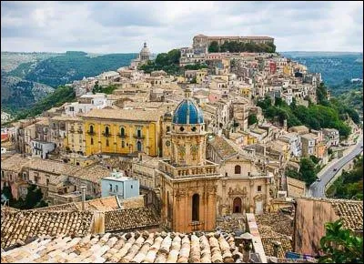 "J'aimerais tant voir Syracuse / l'île de Pâques et Kairouan..." sont les paroles d'une chanson de quel artiste ?