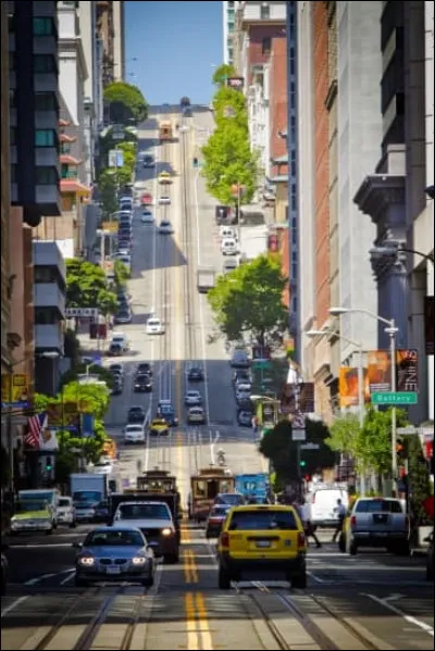 Dans une de ses chansons, Maxime Le Forestier nous chante "C'est une maison bleue / adossée à la colline / on y vient à pied / on ne frappe pas...". Quel est son titre ?