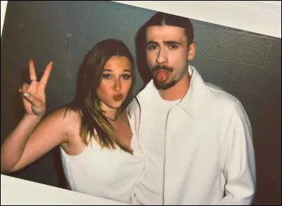 Quelle chanson Pierre et Héléna chantent-ils lors de la tournée ?