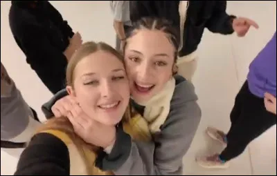 Quelle chanson Lénie et Héléna chantent-elles ?