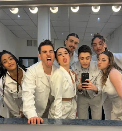 Qui chante "Comportement" lors de la tournée ?