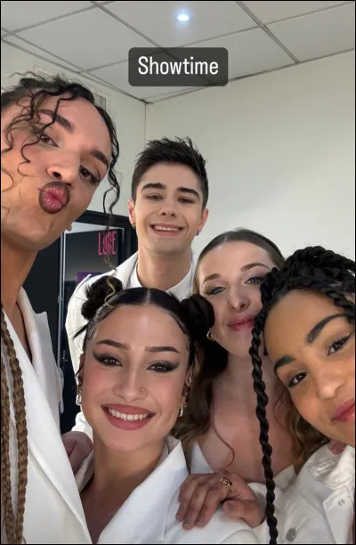 Qui fait des vlogs sur les coulisses de la tournée ?