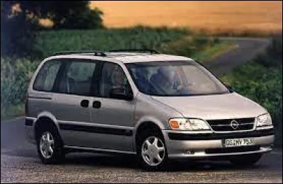 Ce grand monospace gris porte le nom de ...