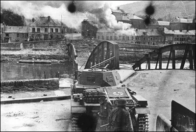 Quelle est cette petite ville qui s'est trouvée au coeur de l'offensive de la Wehrmacht en 1940 et où s'est déroulée une bataille du 13 au 15 mai ?