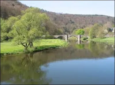 Quelle est cette rivière, née en Belgique où se situe la majeure partie de son cours, qui rejoint la Meuse à Monthermé ?