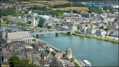 Quelle est cette ville de 6 500 habitants, dernière ville située sur la Meuse à la frontière de la Belgique, sur une avancée du territoire français vers le nord ?