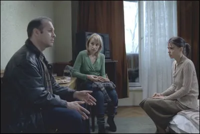 Dans ..., une étudiante roumaine essaye de se faire avorter avec l'aide d'une amie.