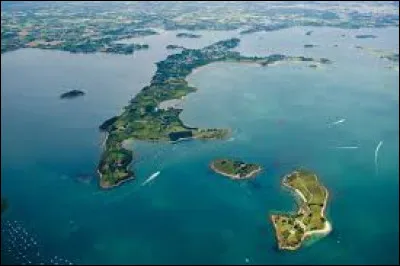 Dans quel département ''L'Île-aux-Moines'' est-elle située, sachant que le chef-lieu du département est ''Vannes'' ?