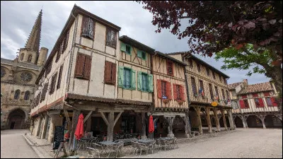 Quelle est cette petite ville de 3 000 habitants, située dans le nord est du département sur les rives de l'Hers et dont le centre possède des maisons anciennes et l'ancienne cathédrale Saint-Maurice ?