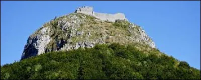 Quel est ce château, aujourd'hui en ruines, bâti sur un éperon rocheux et dont le siège par les croisés, en 1244, a été suivi de la mort sur le bûcher de 200 Cathares ?