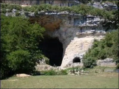 Quelle est cette autre grotte ariégeoise, située dans le massif du Plantaurel, connue pour avoir livré ses nombreux outils et ossements de l'époque magdalénienne ?