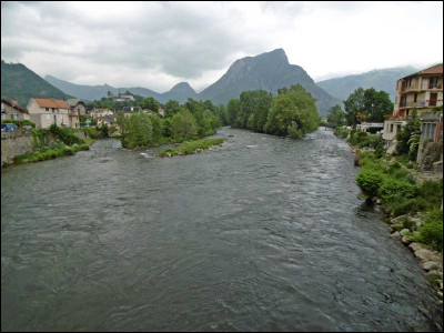 L'Ariège, cours d'eau qui a donné son nom au département, se jette dans ...
