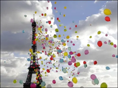 Qui est l'auteur du roman "Paris est une fête" ?