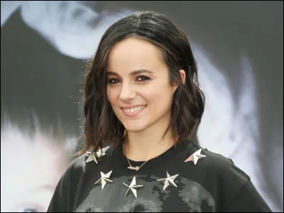 A quel art la chanteuse Alizée s'est-elle désormais complètement consacrée ?