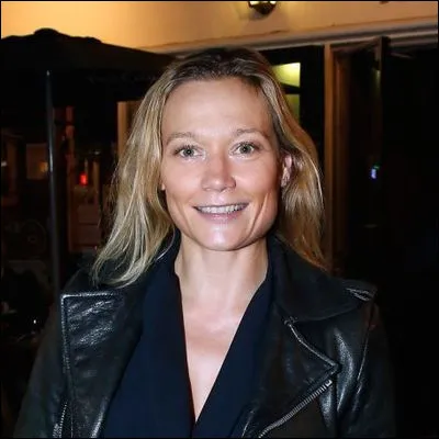 Quelle était la profession de Caroline Vigneaux avant de devenir humoriste ?