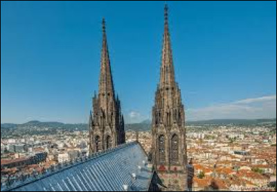 La cathédrale Notre-Dame de Strasbourg est-elle plus ou moins ancienne que la cathédrale Notre-Dame-de-l'Assomption de Clermont ?
