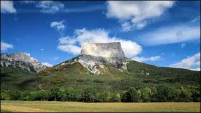 Le mont Ventoux est-il plus ou moins haut en altitude que le mont Aiguille ?