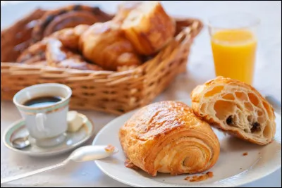Le matin, tu te réveilles et tu as énormément faim. Tu :