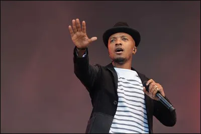 Saïd M'Roumbaba, alias Soprano, est la cinquième personnalité préférée des Français. Connu pour avoir interprété des chansons telles que "En feu" et "Roule", il faisait autrefois partie du groupe "Psy 4 de la Rime". De quel club de football est-il un grand supporter ?