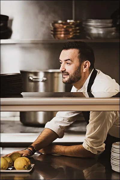 Voici Cyril Lignac, la treizième personnalité préférée des Français. Connu en tant que pâtissier, il présente également des émissions. Qui l'aide à animer "Tous en cuisine, en direct avec Cyril Lignac" ?