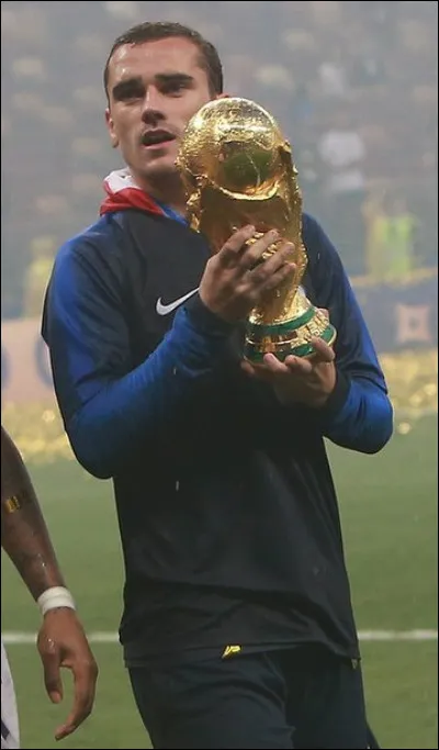 Retrouvons ensuite la onzième personnalité préférée des Français, Antoine Griezmann, un footballeur international français. Dans quel club de football espagnol joue-t-il en 2024 ?